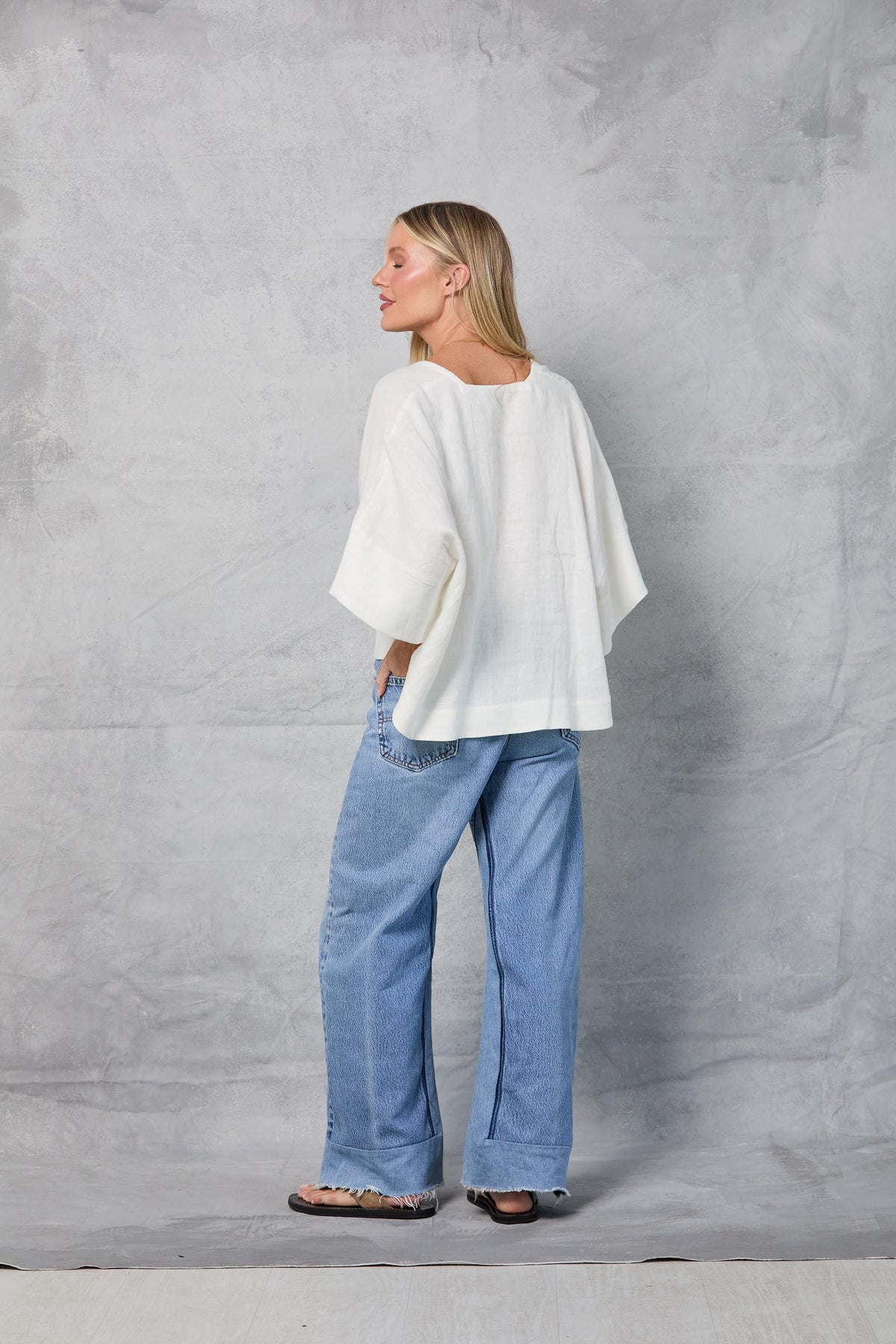 Throw-on Top in Linen - White