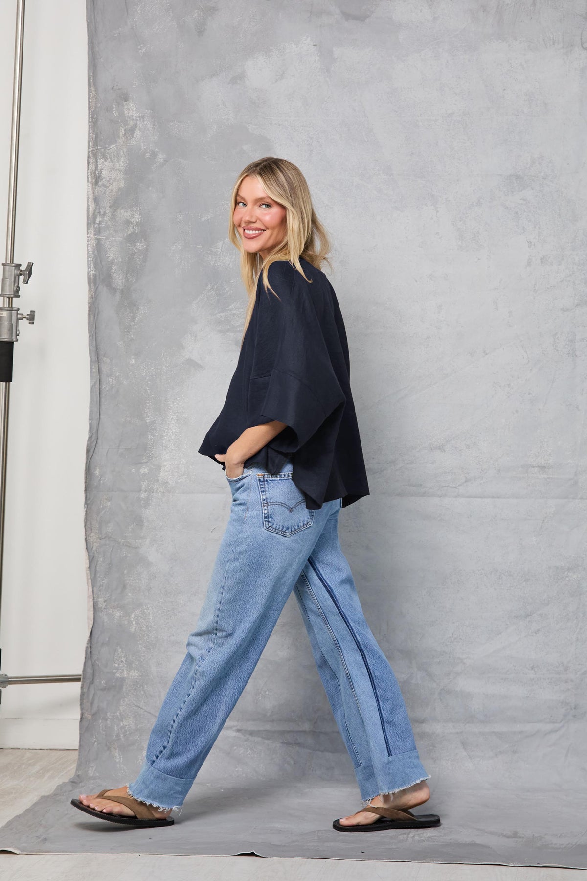 Throw-on Top in Linen - Navy