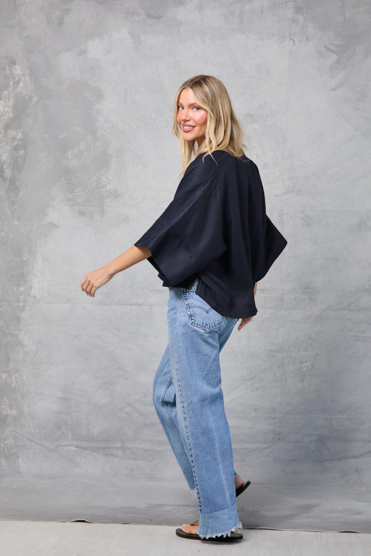 Throw-on Top in Linen - Navy