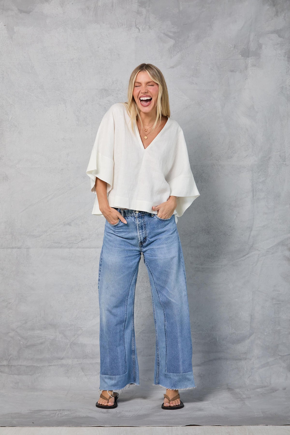 Throw-on Top in Linen - White
